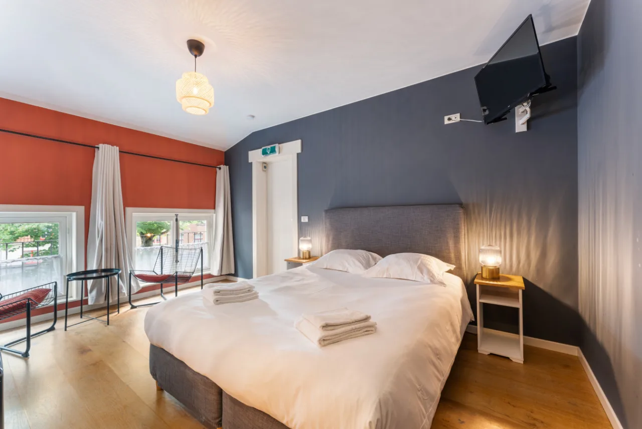 Romantic room in 18th century old house, The Lake Suites Brujas